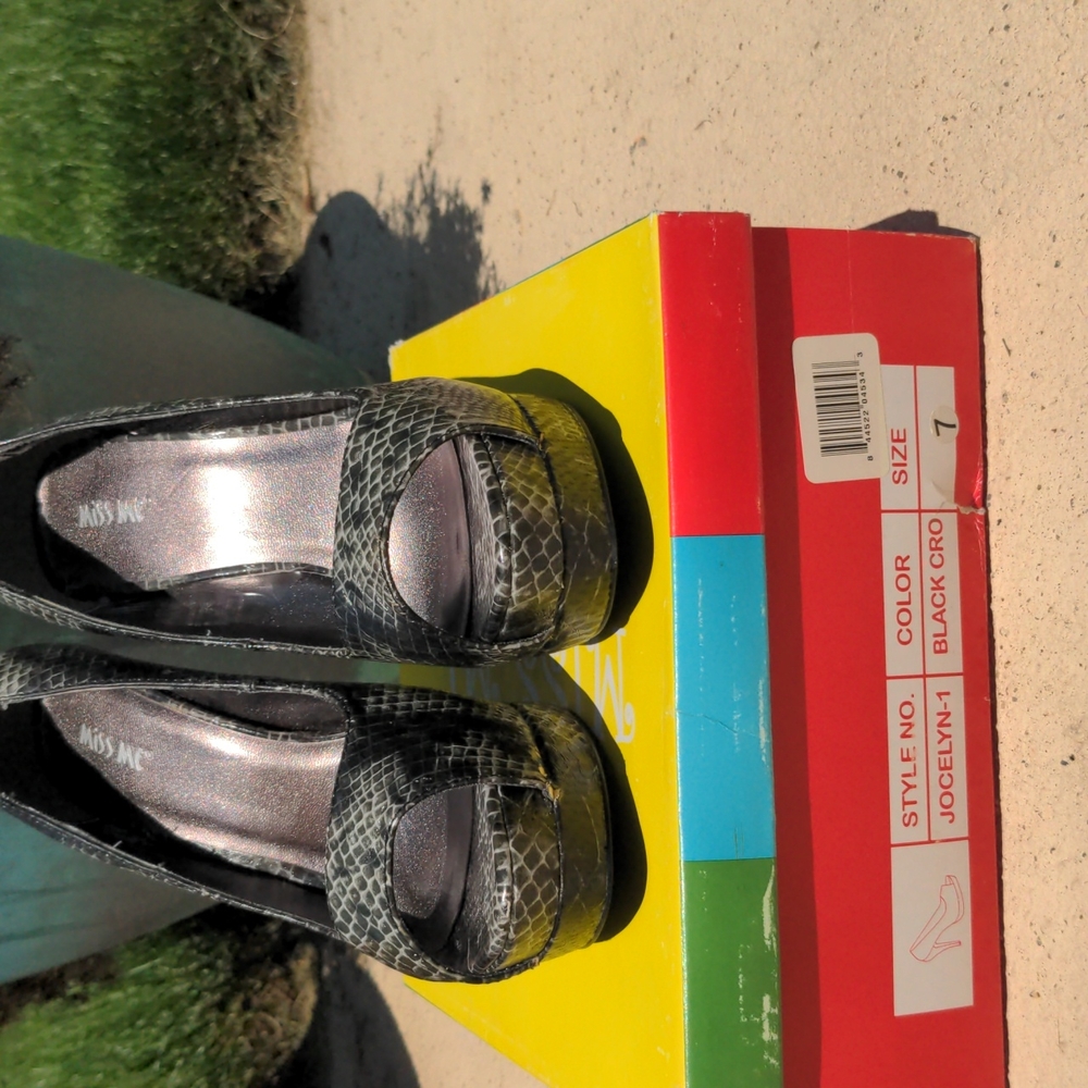 Sz. 7, peep-toe, platform, black croc, pumps
